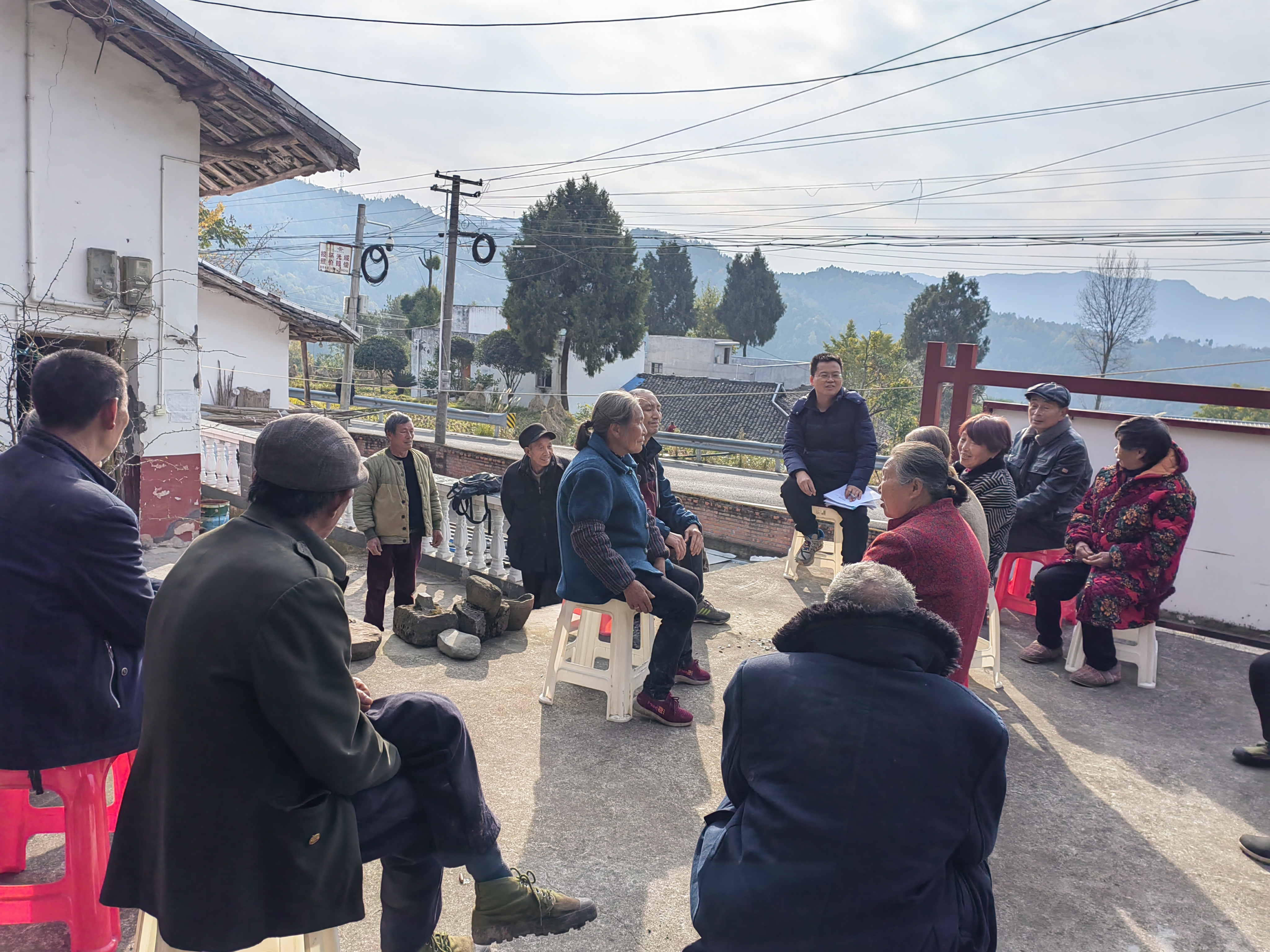 李杰超（中間）組織召開壩壩會(huì)，宣講政策，傾聽群眾意見建議_看圖王